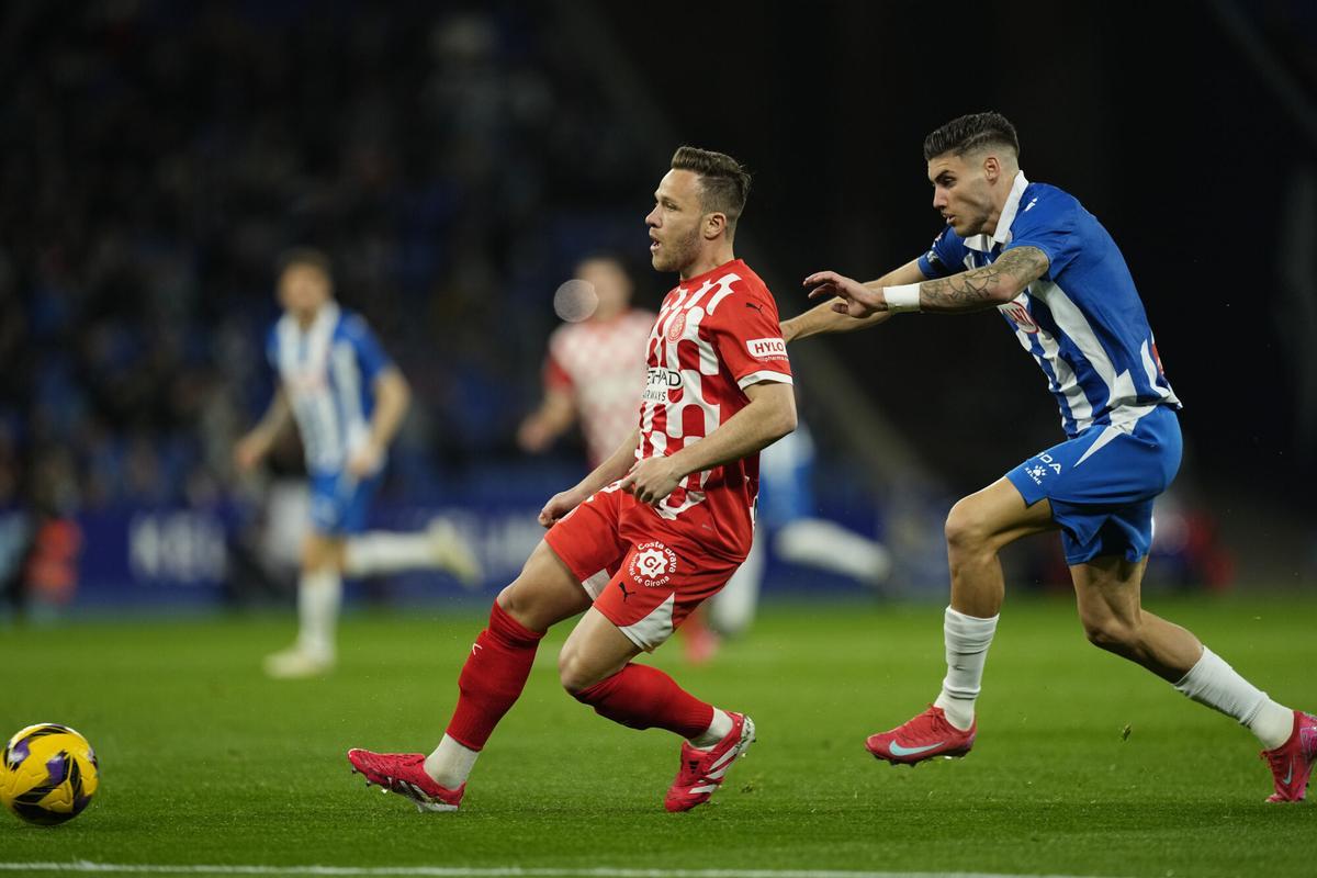 Girona's Arthur Mello (L) fights for the ball with Espanyol's Roberto Fernandez during a LaLiga soccer match between Espanyol and Girona, in RCDE Stadium, Cornella de Llobregat, Catalonia, Spain, 10 March 2025. EFE/Enric Fontcuberta