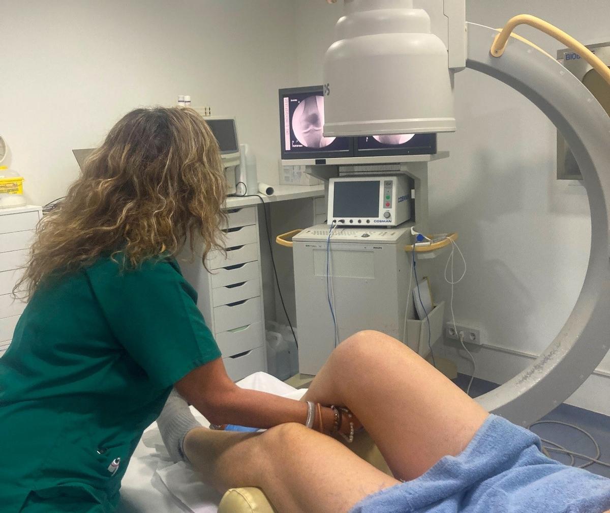 La doctora Elena Guallar realizando una exploración radiológica.