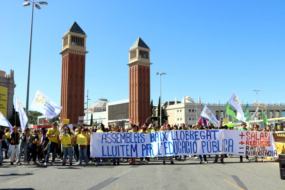 Participants a la protesta de docents a la plaça d'Espanya de Barcelona, en una columna multitudinària a punt per marxar cap a la manifestació pel centre de la ciutat, en una jornada de vaga del col·lectiu.