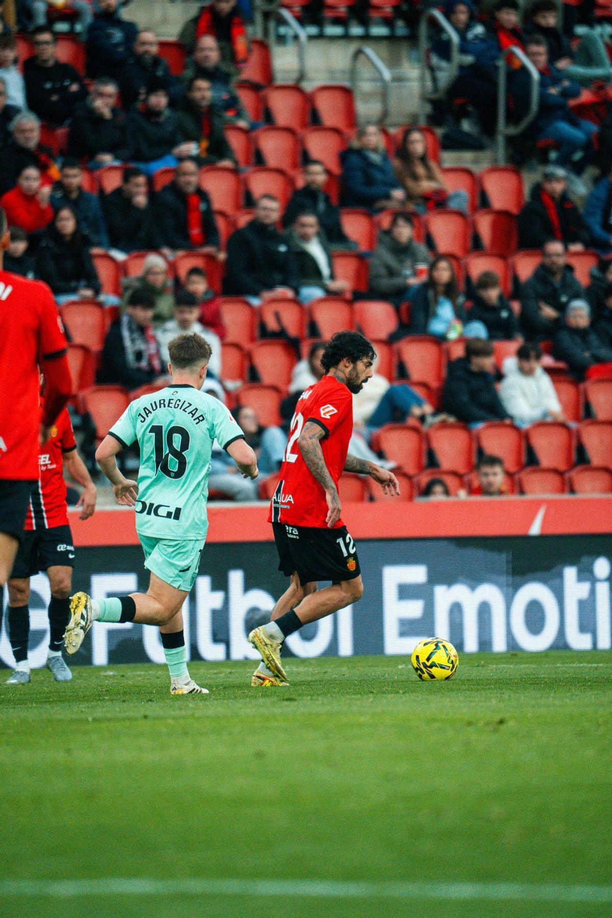 Samu Costa conduce el balón.