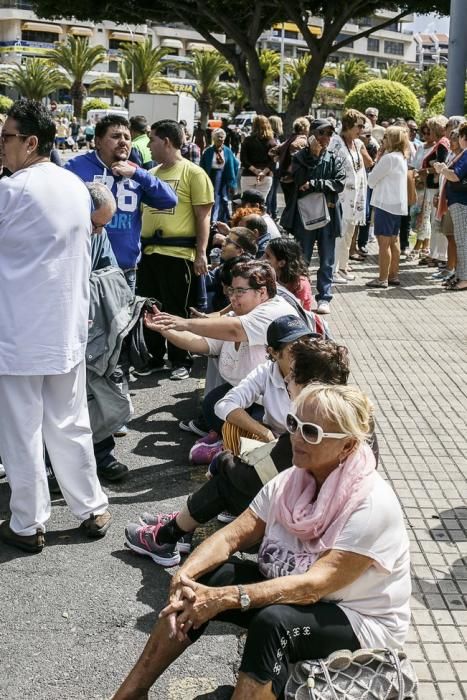 18/04/2016 SUCESOS derrumbe de la vivienda en los critianos donde fallecieron 7 personas  acto homenaje a las victimas   con un minuto de silencio en la plaza del pecador con  autoridades municipales colaboradores en el desescombro  familiares de las víctimas  y vecinos de los cristianos