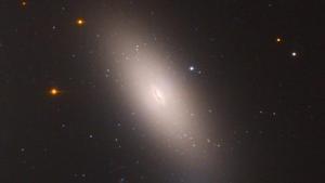 Galaxia sin materia oscura NGC 1277, situada cerca del centro del cúmulo de Perseo, a 240 millones de años luz de la Tierra.