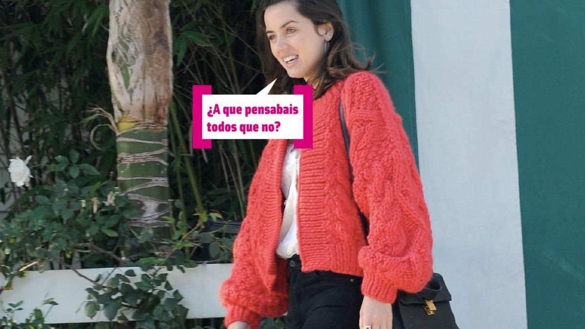 Ana de Armas con chaqueta de punto roja