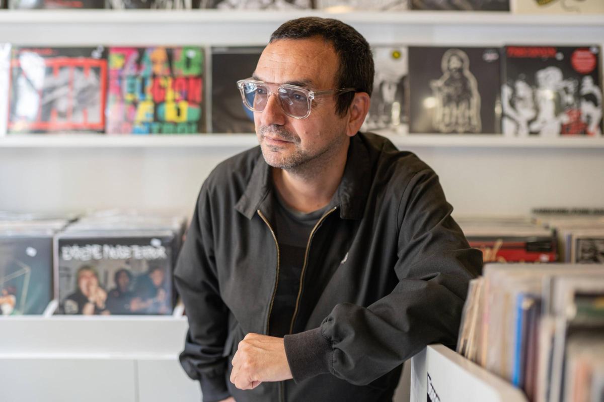 Jordi Llansamà, autor de 'Harto de todo', en la tienda de discos BCore, en Gràcia