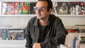 Jordi Llansamà, autor de Harto de todo, en la tienda de discos BCore, en Gràcia
