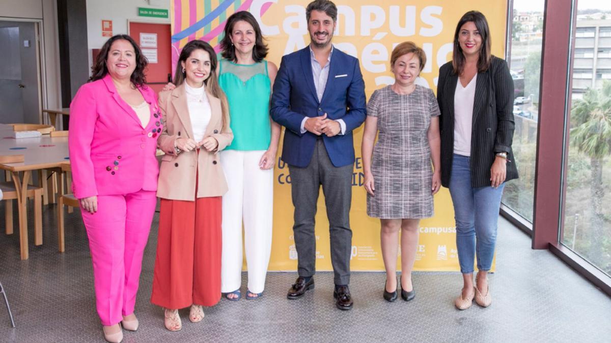 Luis Yeray Gutiérrez, alcalde de La Laguna, acompañó a Rosa Aguilar, a su izquierda, durante el acto inaugural.