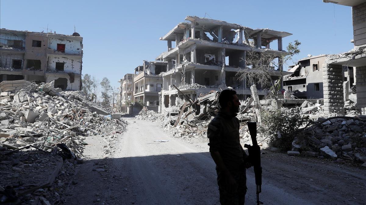 zentauroepp40560965 a fighter of syrian democratic forces stands guard along a r171016175740 zentauroepp40560965 a fighter of syrian democratic forces stands guard along a r171016175740