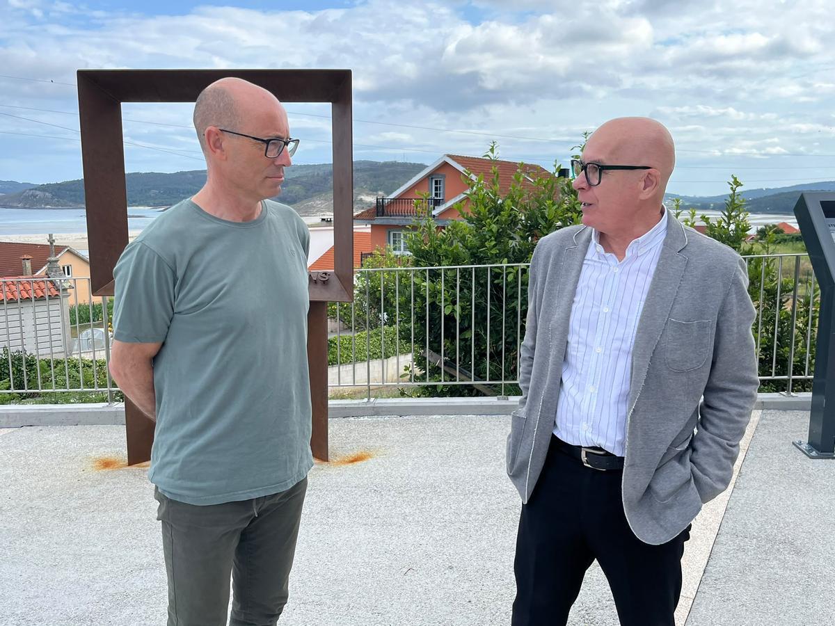 José Muíño, esquerda, e Xosé Regueira no novo miradoiro do Anllóns, en Cabana.