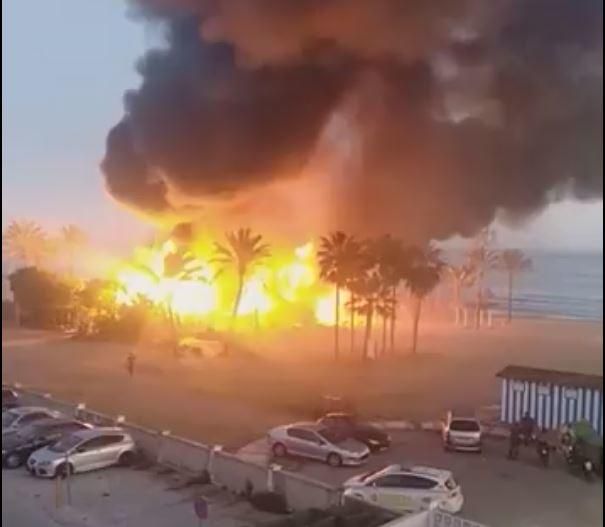 Arde el chiringuito Playa Padre en Marbella