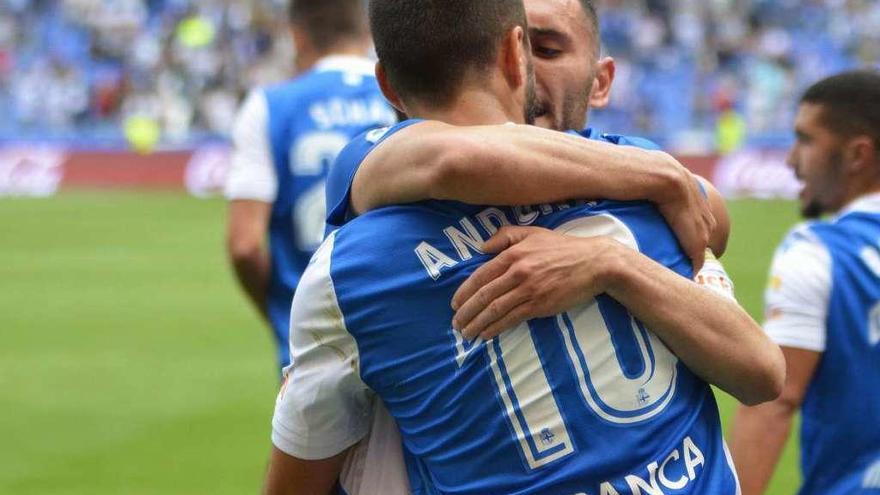 Lucas y Andone, abrazados tras el gol del rumano contra el Getafe.