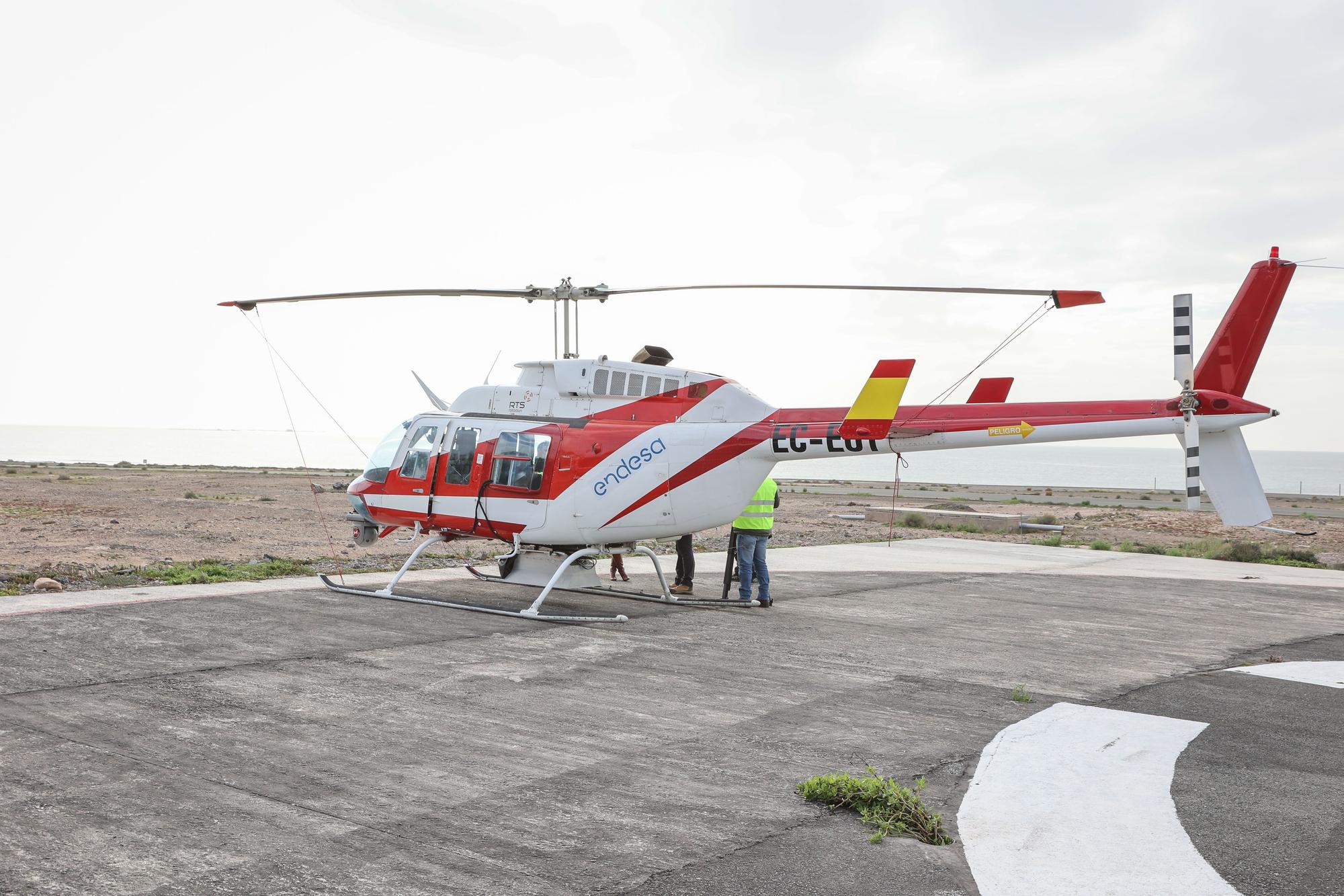 Endesa rastrea con un helicóptero el tendido eléctrico en Canarias para comprobar su estado