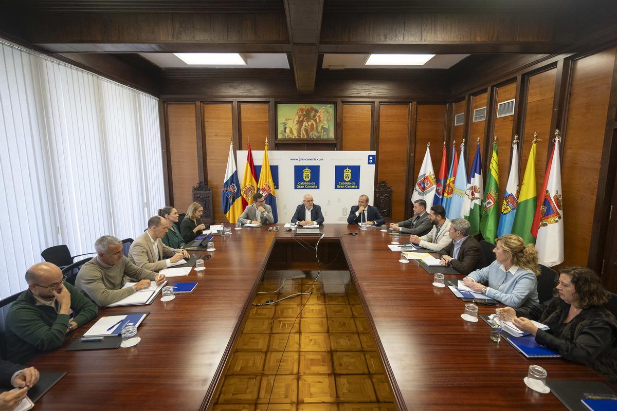 Reunión en el Cabildo para abordar los atascos en la autovía del Sur