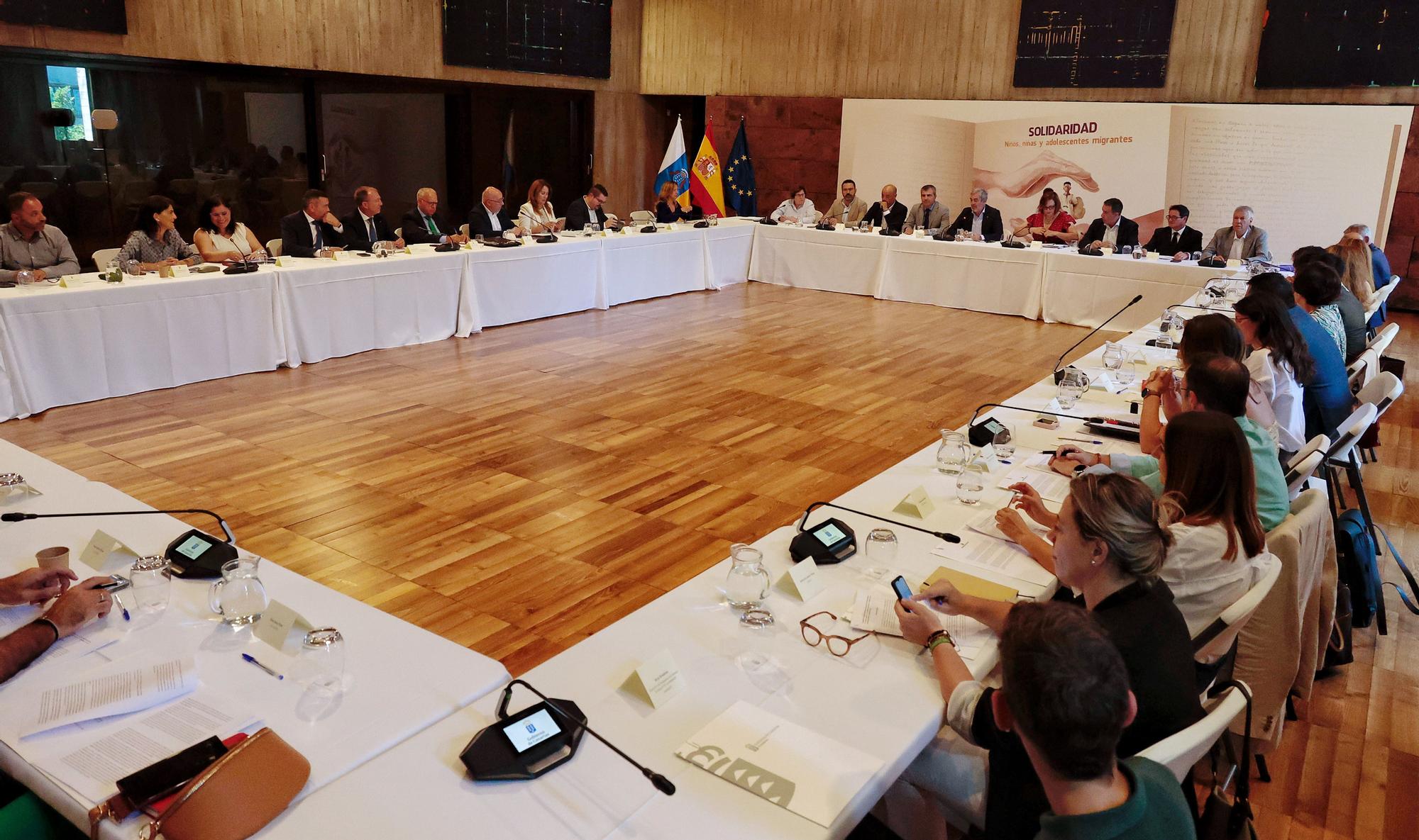 Reunión de Fernando Clavijo con ONG y grupos parlamentarios sobre menores no acompañados