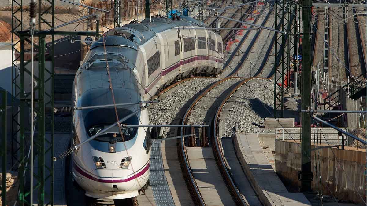 Un AVE procedente de Figueres y en dirección a la estación de Barcelona-Sants