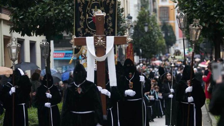 La procesión, a su paso por la calle Martínez Marina, cuando ya llovía.