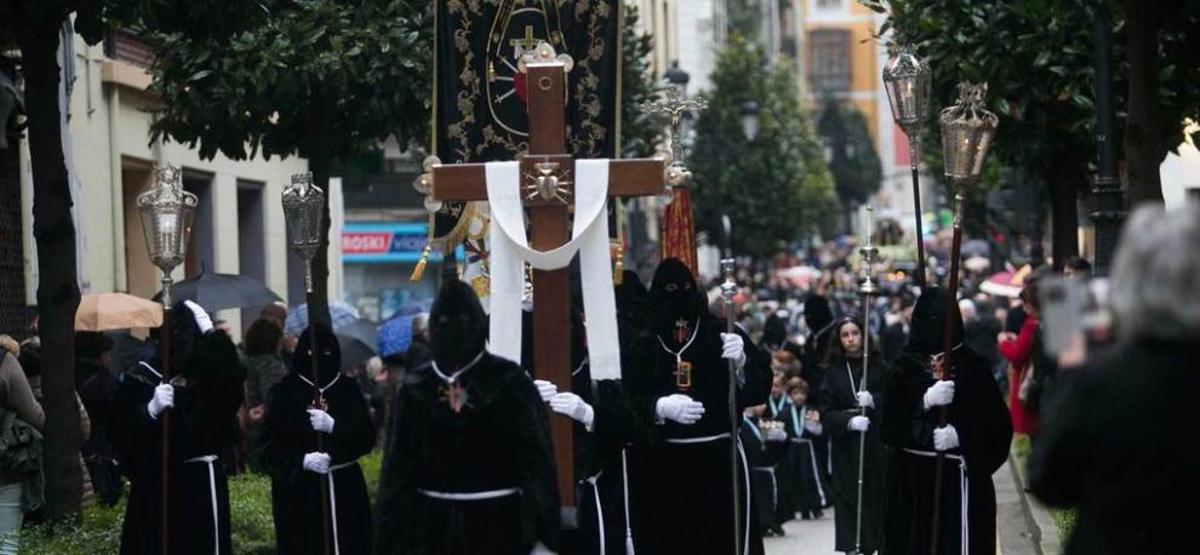 La procesión, a su paso por la calle Martínez Marina, cuando ya llovía.
