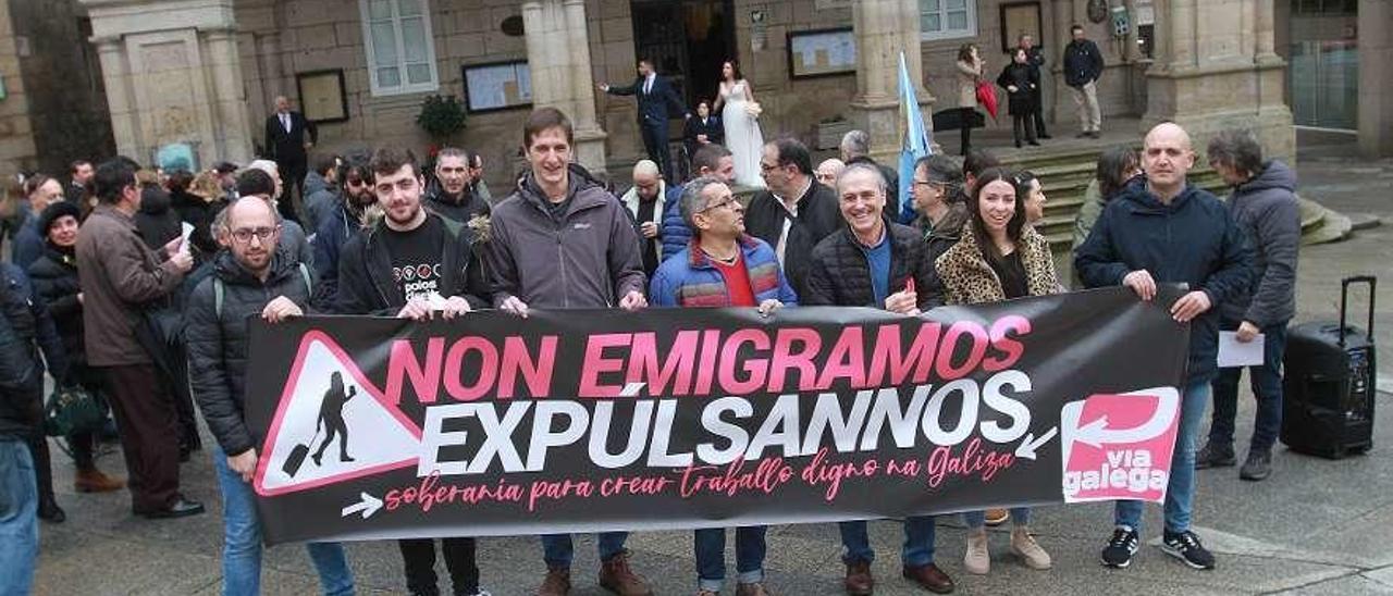 La plataforma Vía Galega y manifestantes en la Plaza Mayor, protestando por la &quot;expulsión&quot;. // Iñaki Osorio