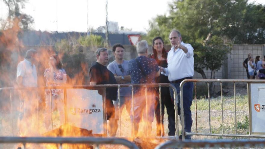 Así están ardiendo las hogueras en los barrios de Zaragoza en la noche de San Juan