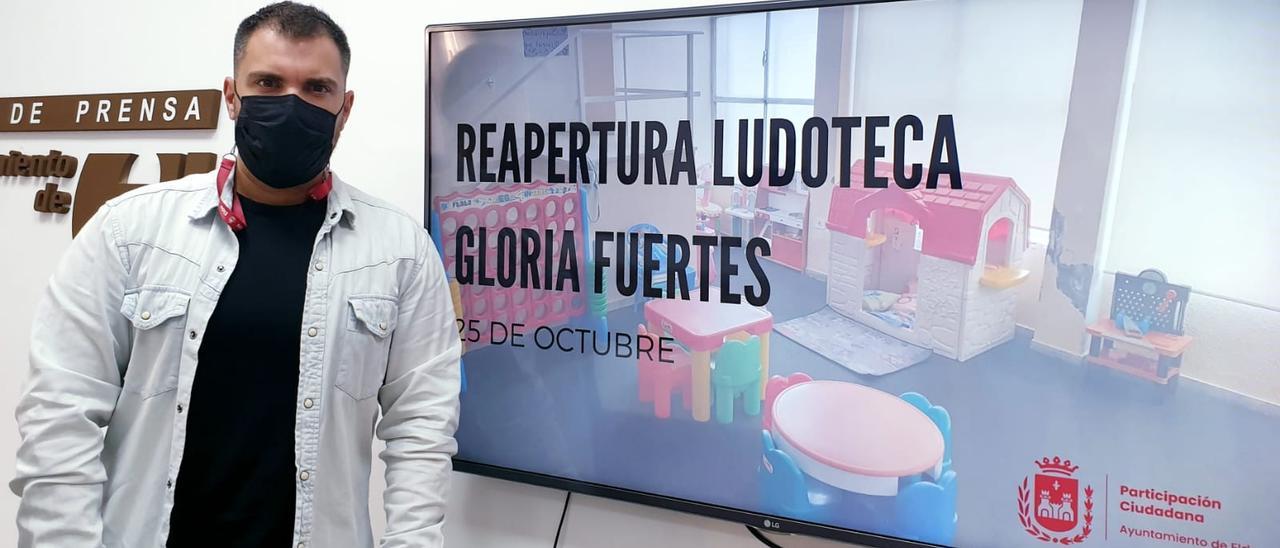 El concejal Javier Rivera anunciando la reapertura de la ludoteca municipal de Elda.