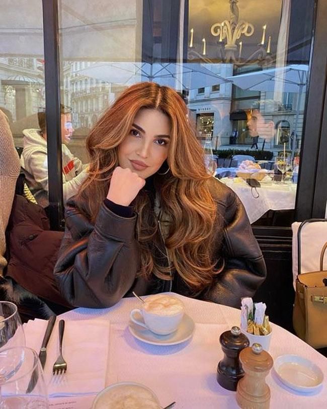 La influencer y empresaria de productos capilaes Gisou, Negin Mirsalehi, con corte de pelo mariposa