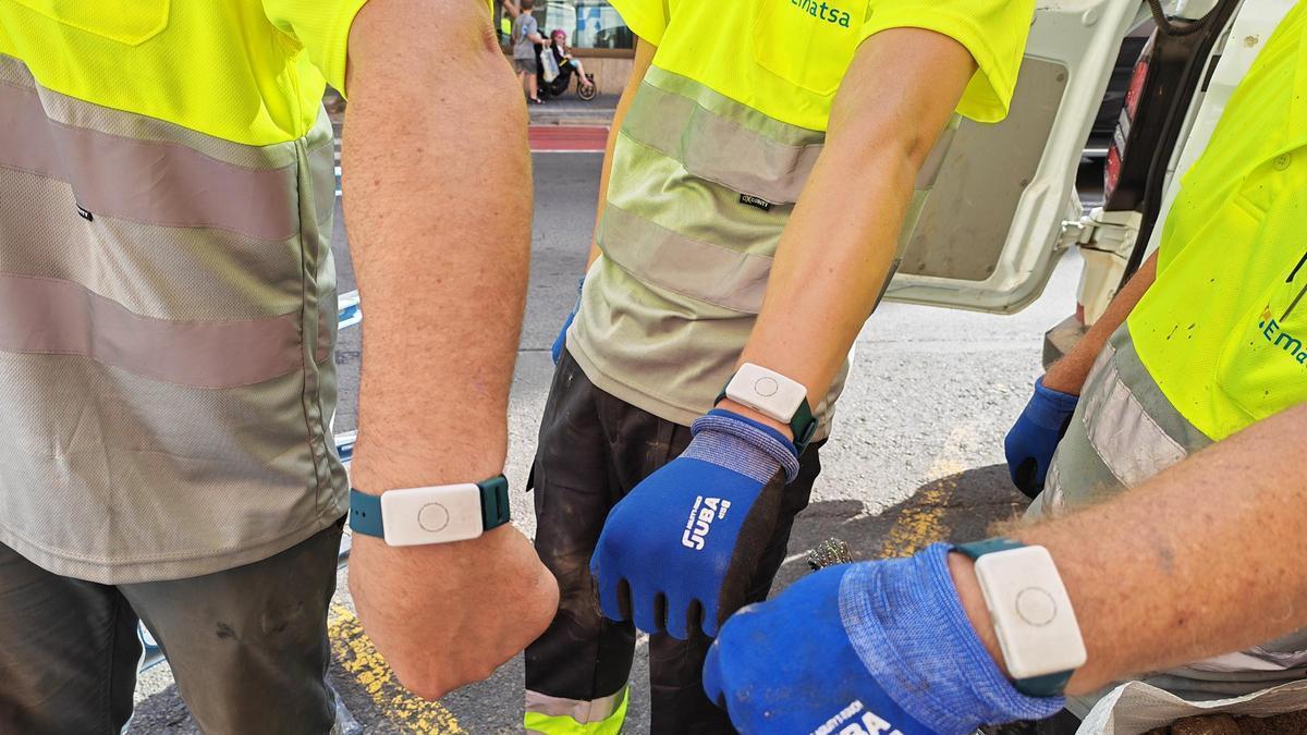 Pulseras inteligentes para evitar golpes de calor a los operarios que trabajan en la calle