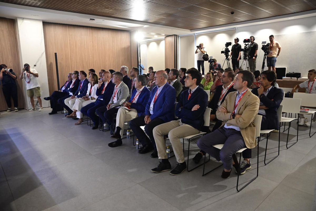 Asistentes a la rueda de prensa de Grupo Pamesa