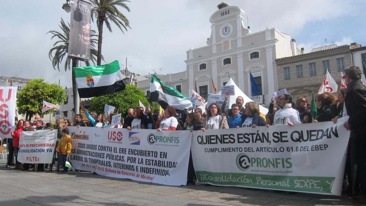 Interinos y laborales temporales protestan en Mérida por los procesos de estabilidad del empleo