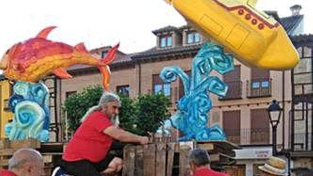 Integrantes de la asociación trabajan en un montaje anterior.
