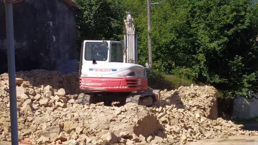 Satisfecha por fin petición vecinal de derribar un edificio en ruinas en Cuturrasu, Langreo