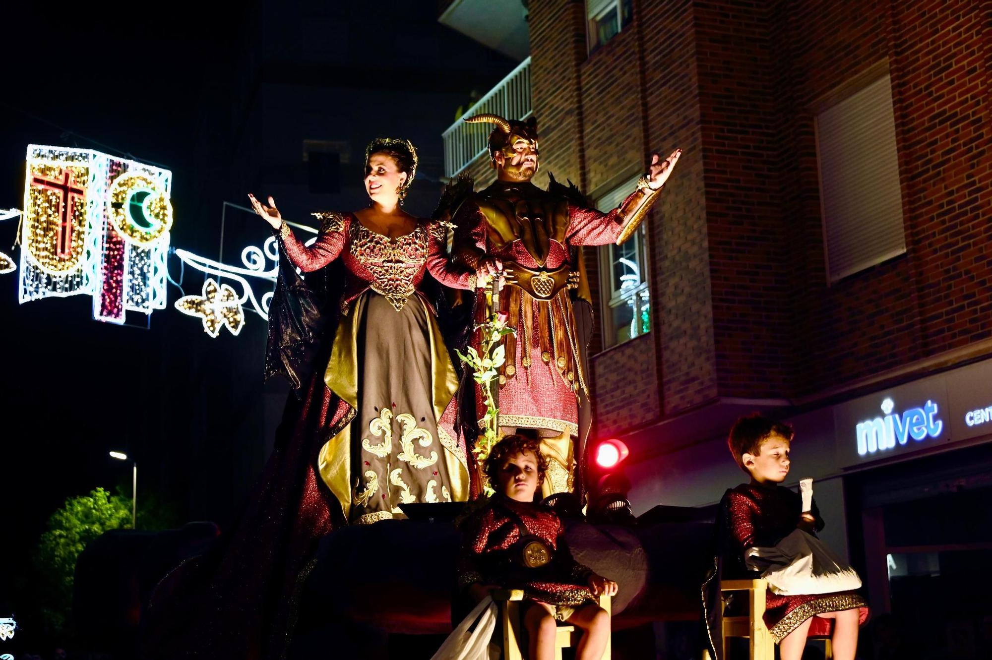 Dragones de San Jorge corona una Entrada Cristiana en Crevillent con un boato de 1.300 participantes