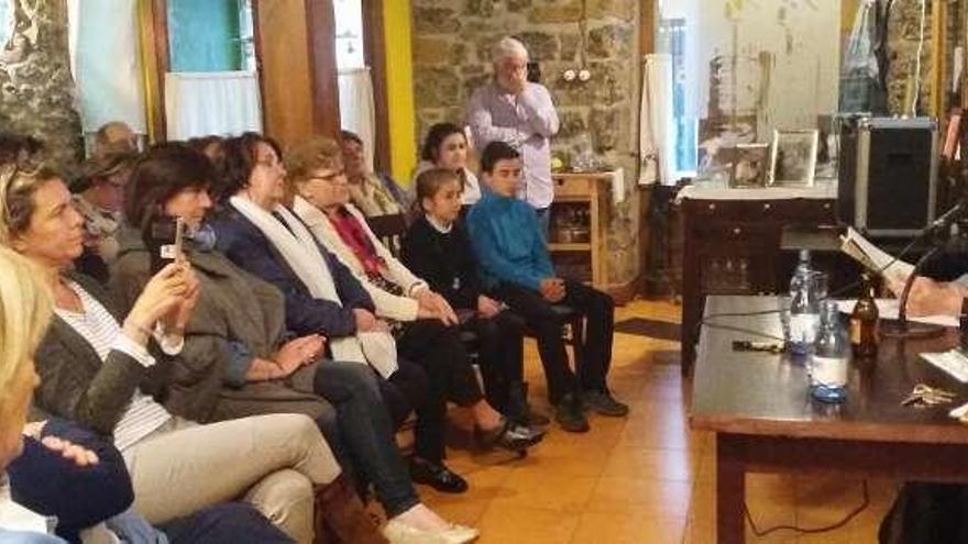 Marisol Huerta recita poesía en Cangas de Onís.