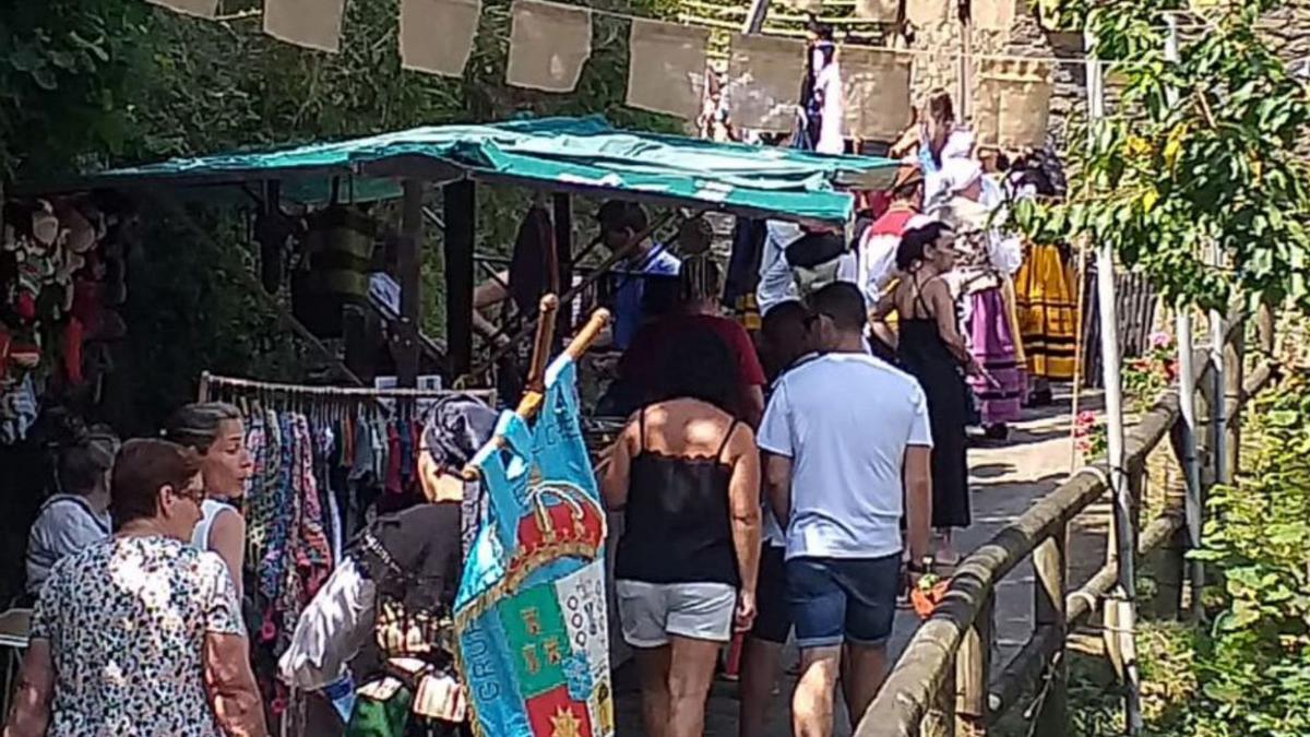 Visitantes en el Mercado Tradicional de Murias, ayer. | L. Camporro