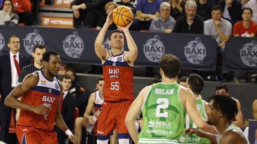 Dani Pérez llença a cistella durant el partit