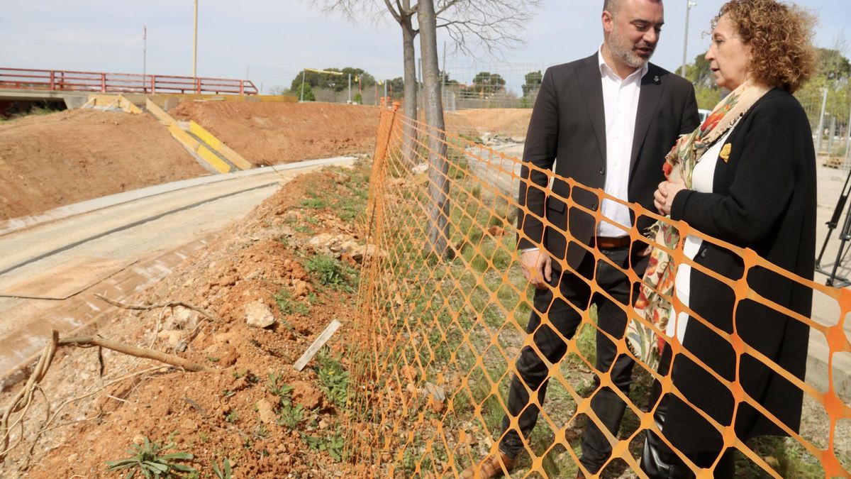 La 'consellera' de Territori y el alcalde de Terrassa ante el carril bici en construcción a la N-150