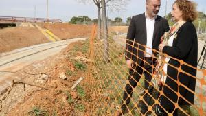 La consellera de Territori y el alcalde de Terrassa ante el carril bici en construcción a la N-150