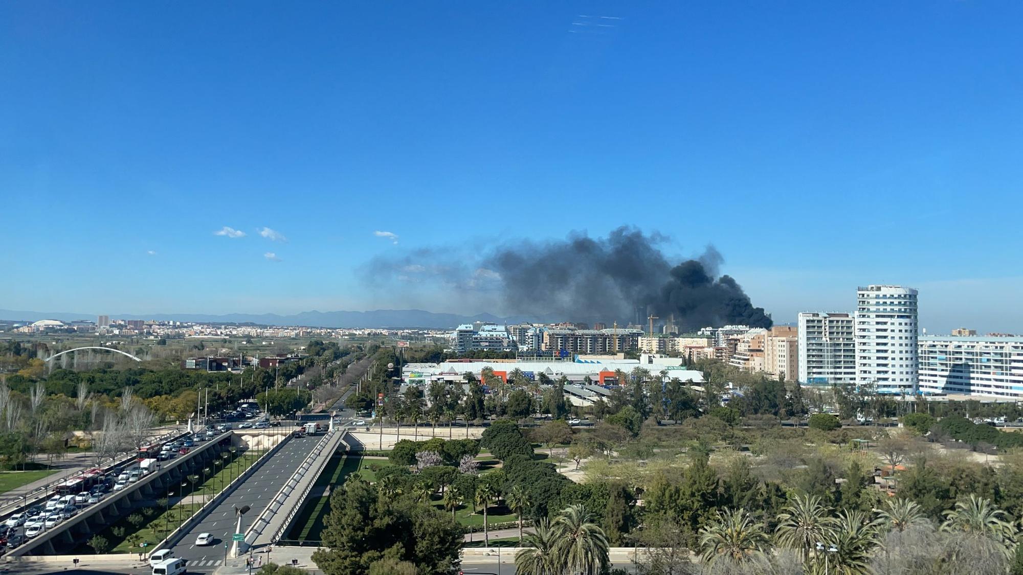 FOTOS Fuego en València con una gran columna de humo en Nou Campanar