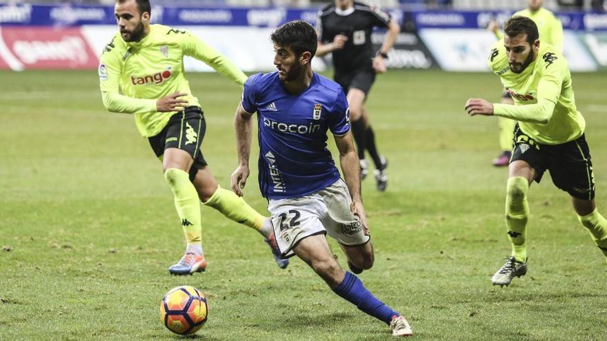 Nando controla un balón en el partido de la primera vuelta ante el Cádiz