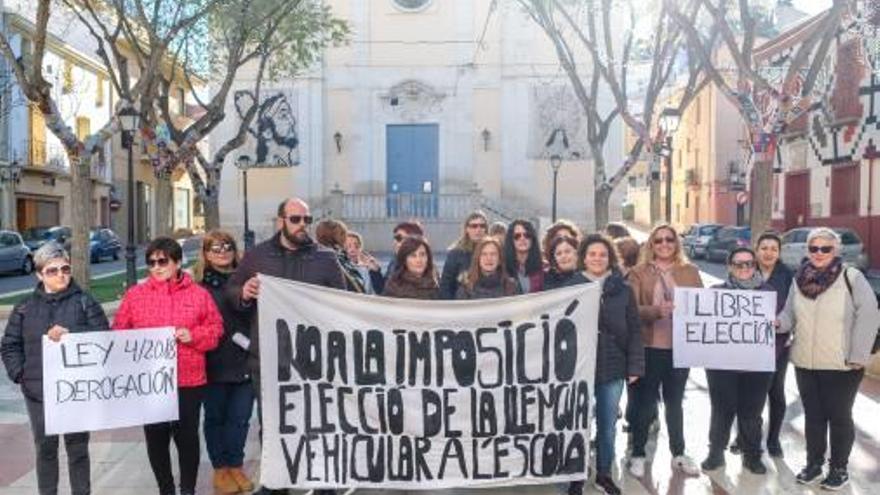 La protesta realizada ayer en la plaça de Baix de Petrer.