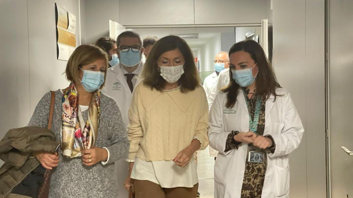 La delegada de Salud y Consumo de la Junta de Andalucía en Córdoba, María Jesús Botella, visita el hospital Infanta Margarita de Cabra