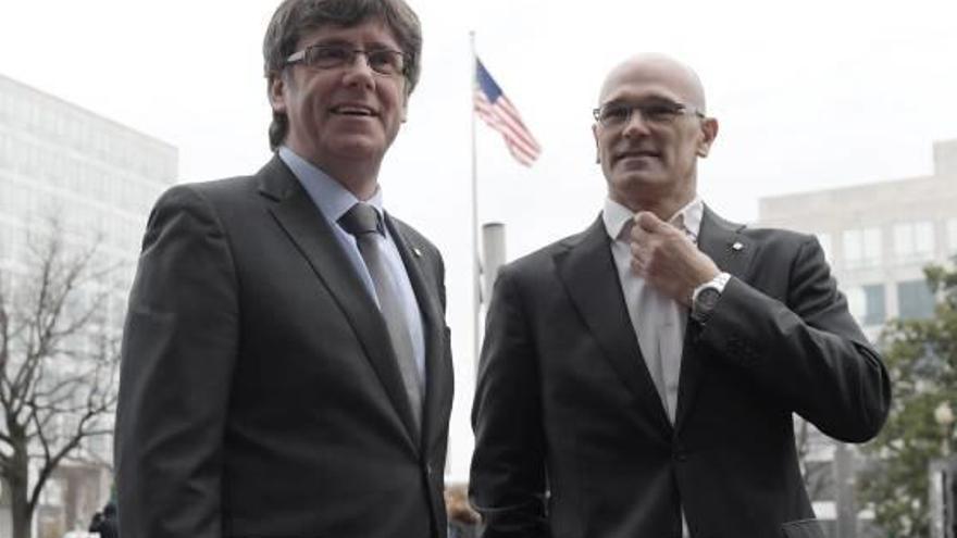 Carles Puigdemont, amb el conseller d&#039;Exteriors, Raül Romeva, a Washington DC.