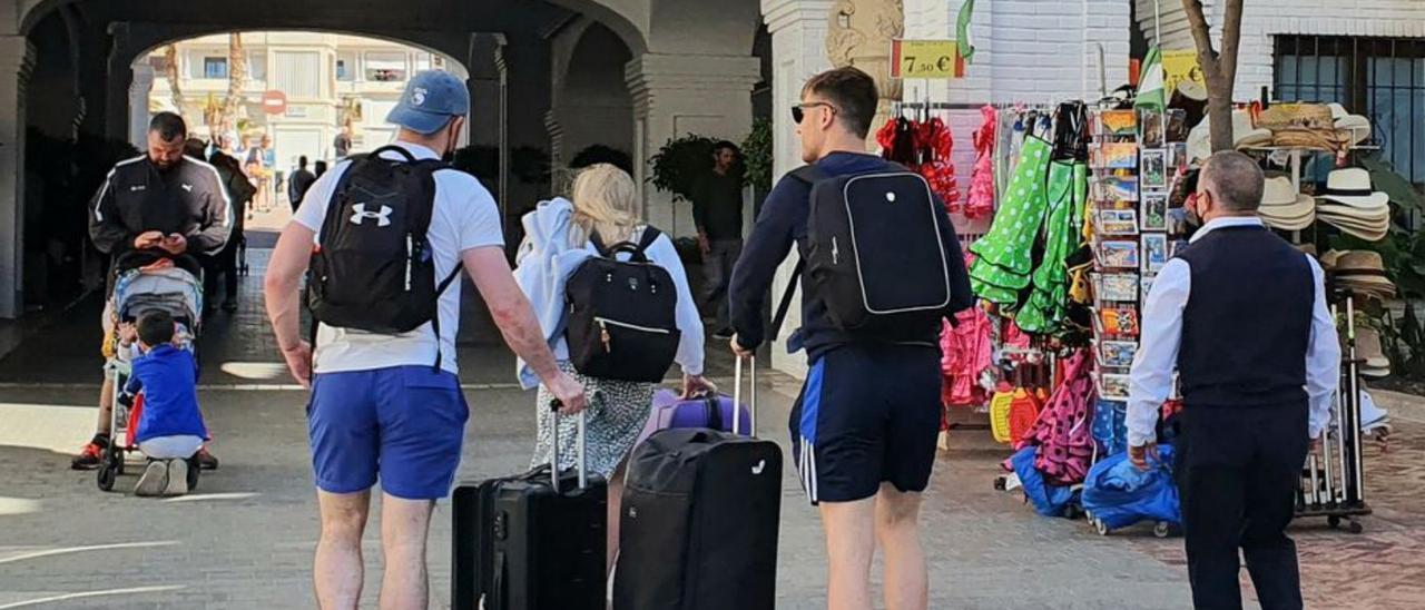 Los turistas han vuelto a tomar las calles de Nerja.