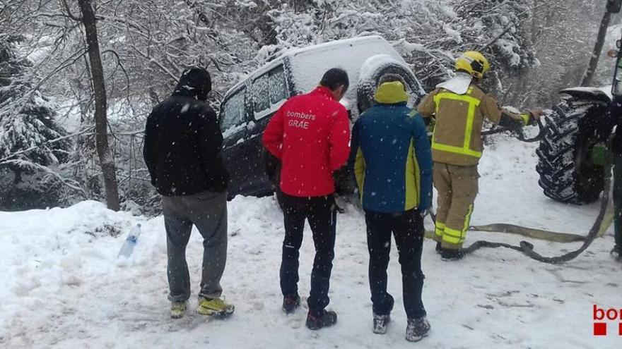 Els Bombers i el GRAE retirant el vehicle