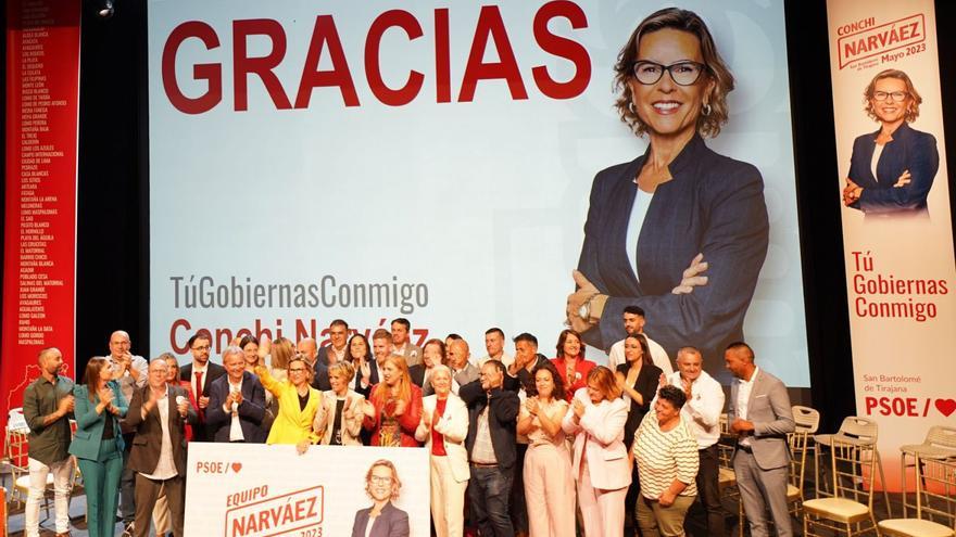 Conchi Narváez, de amarillo, en el escenario del auditorio rodeada de los miembros de su candidatura y dirigentes insulares del PSOE. | | LP/DLP