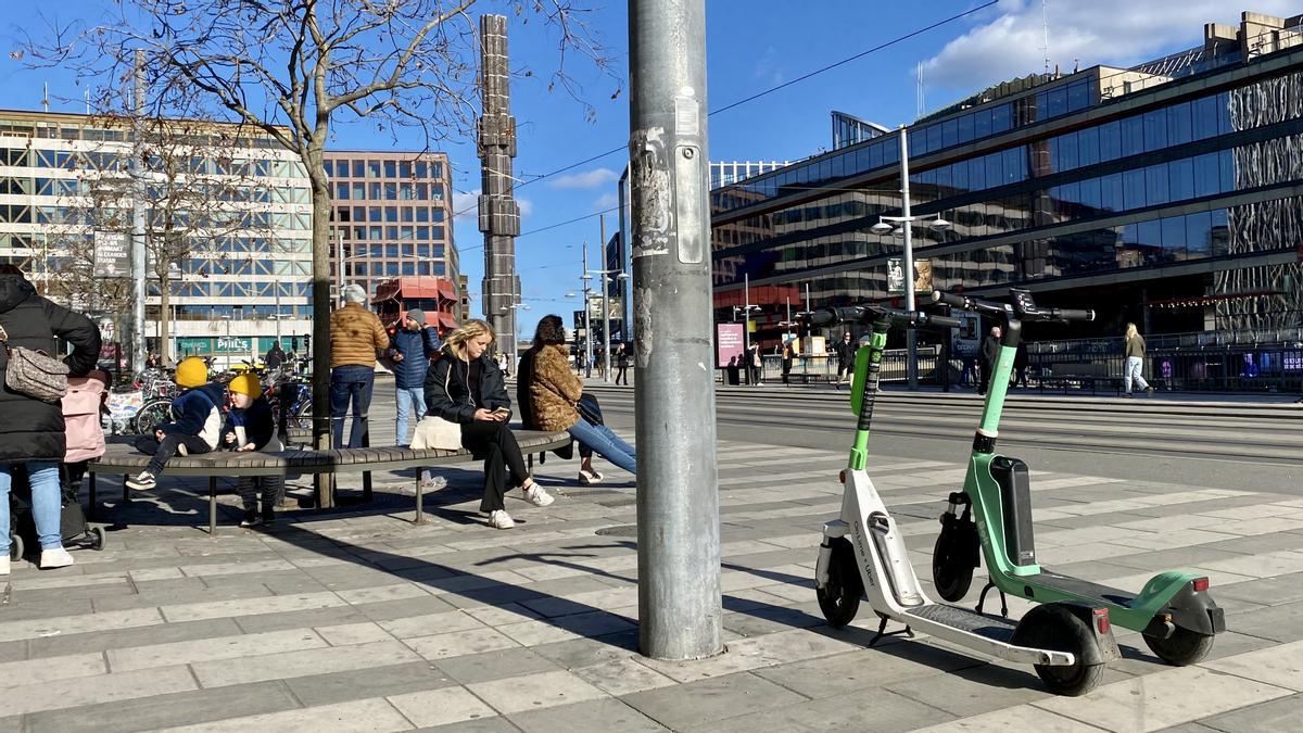 Patinetes aparcados en medio de una de las principales arterias de Estocolmo