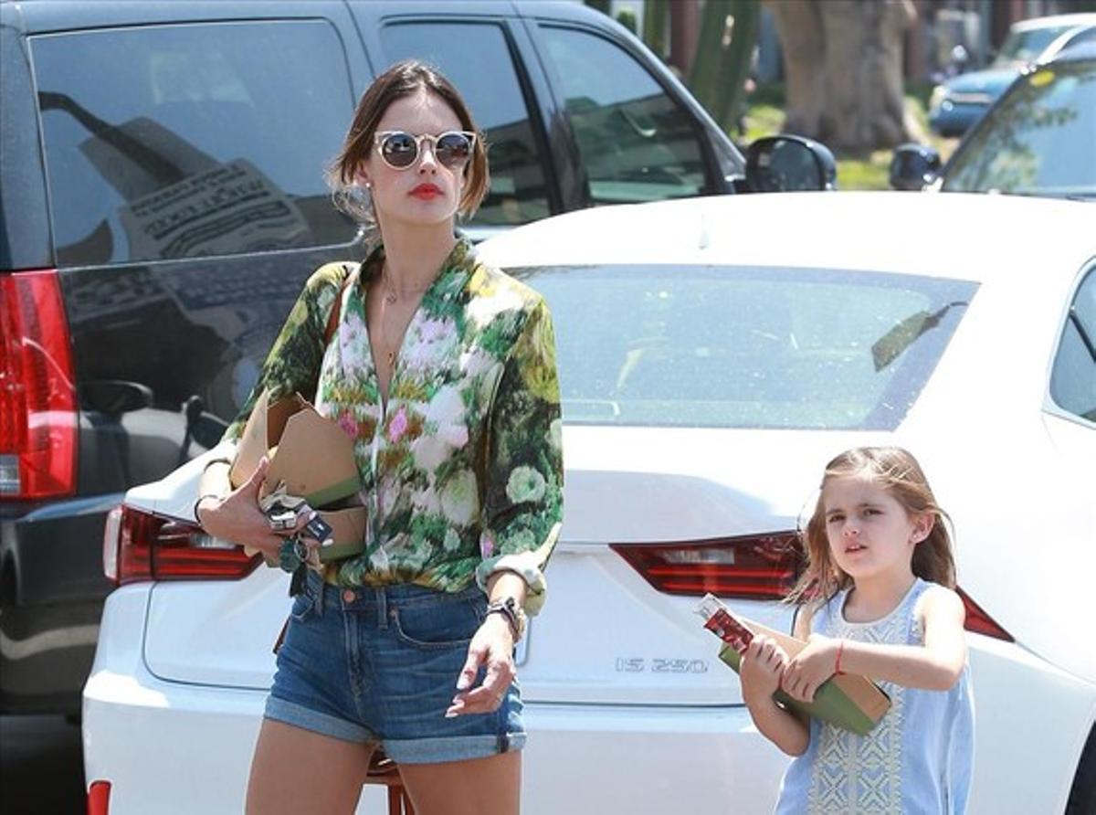 Alessandra Ambrosio va a un fast food amb la seva filla Alessandra Ambrosio va a un fast food amb la seva filla