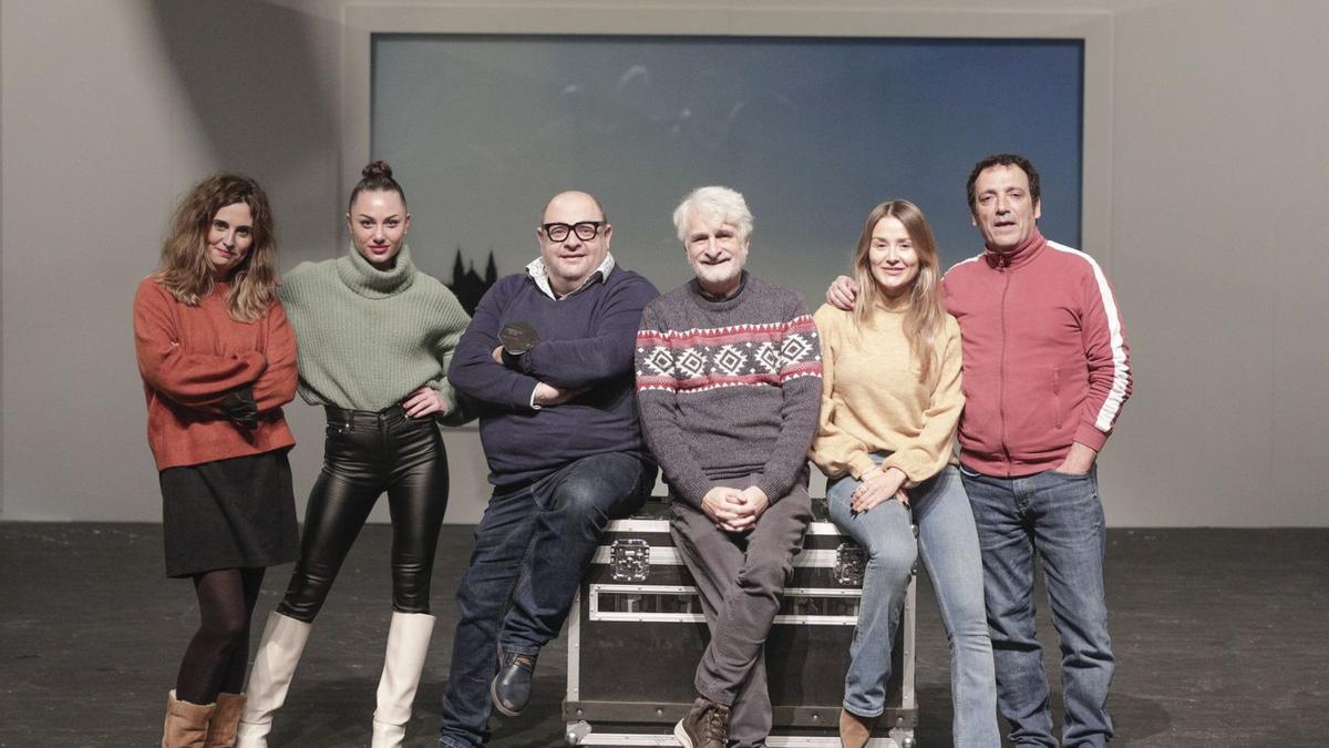 El actor Joan Carles Bestard (con gafas) y el resto del elenco de la obra ‘Un caramull d’embulls’ ayer antes del ensayo. 