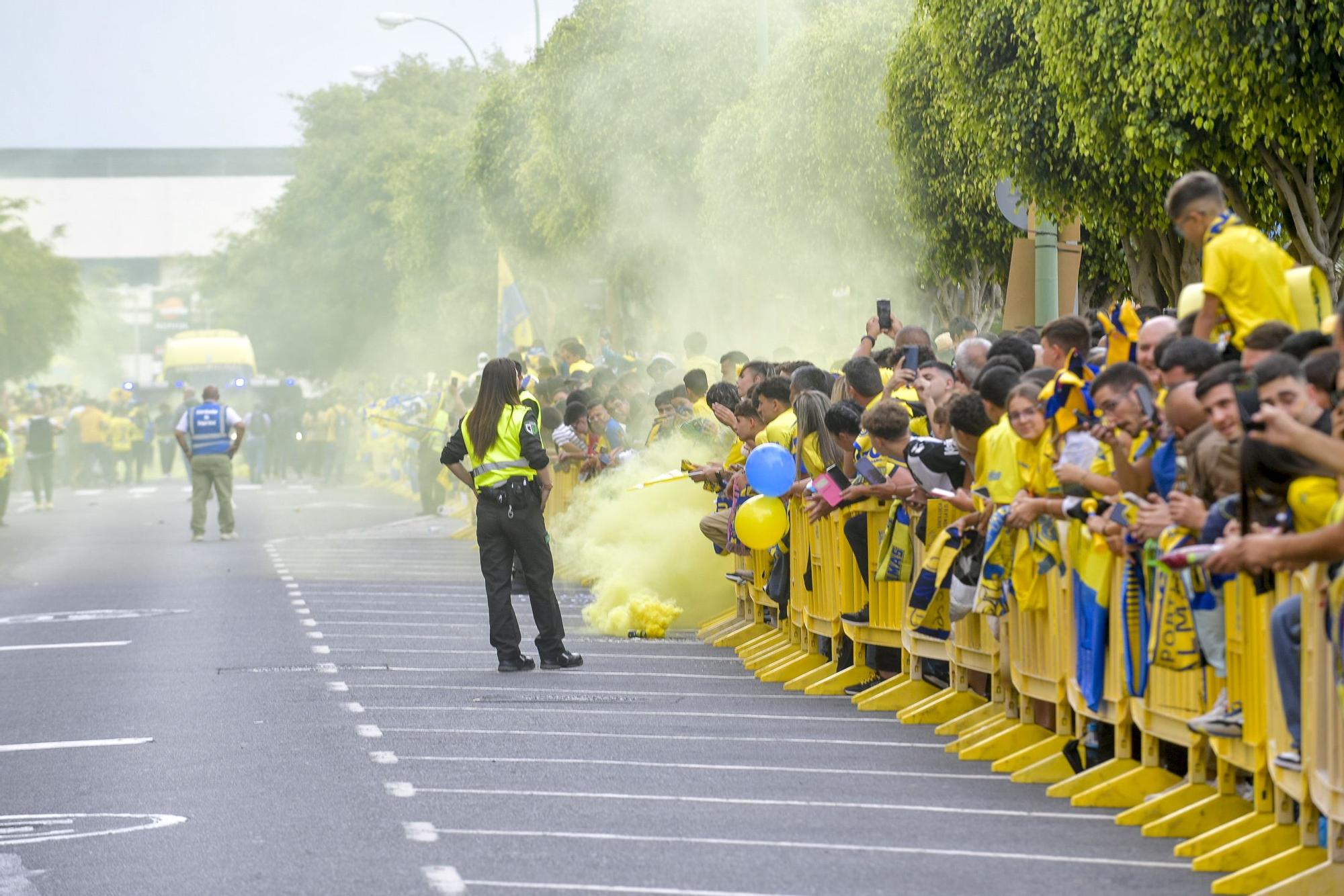 La afición recibe a la guagua de la UD Las Palmas en Fondos de Segura