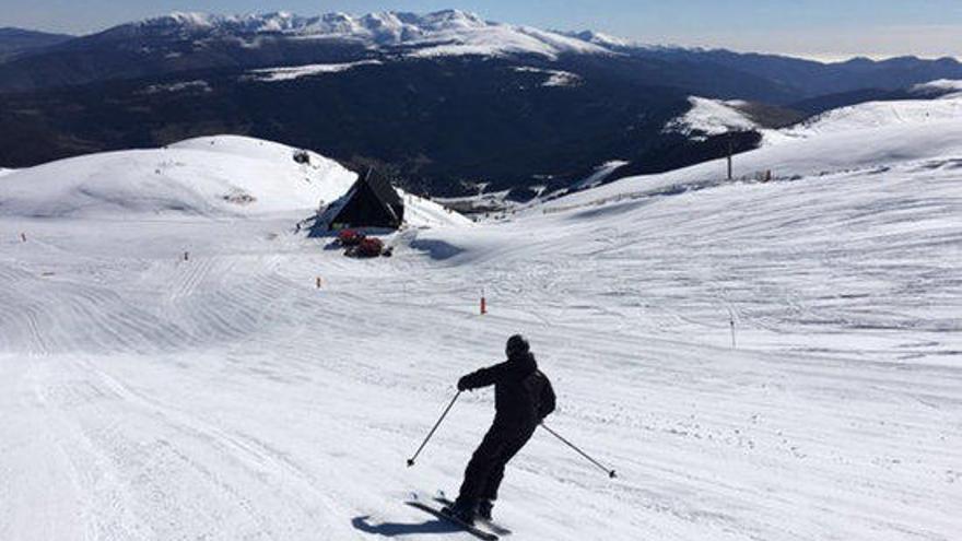 Un esquiador a la Molina, aquest dissabte.