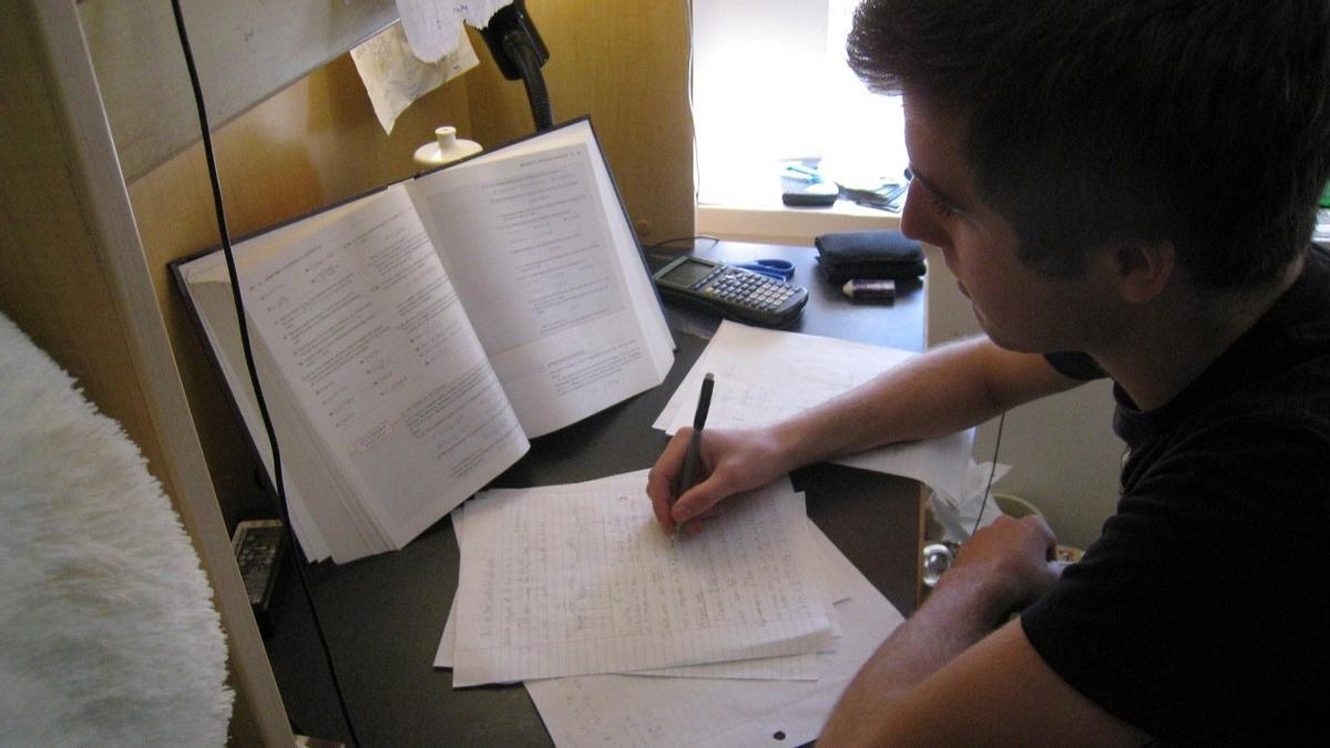 Un estudiante se prepara los exámenes