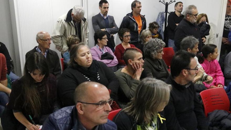 Veïns i l&#039;alcalde de Sant Julià de Ramis seguint el ple de dissolució de Medinyà